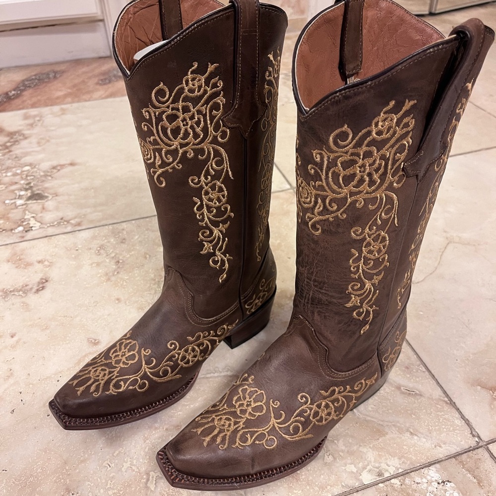 Tanner Mark Handcrafted Leather Boots. NEW.